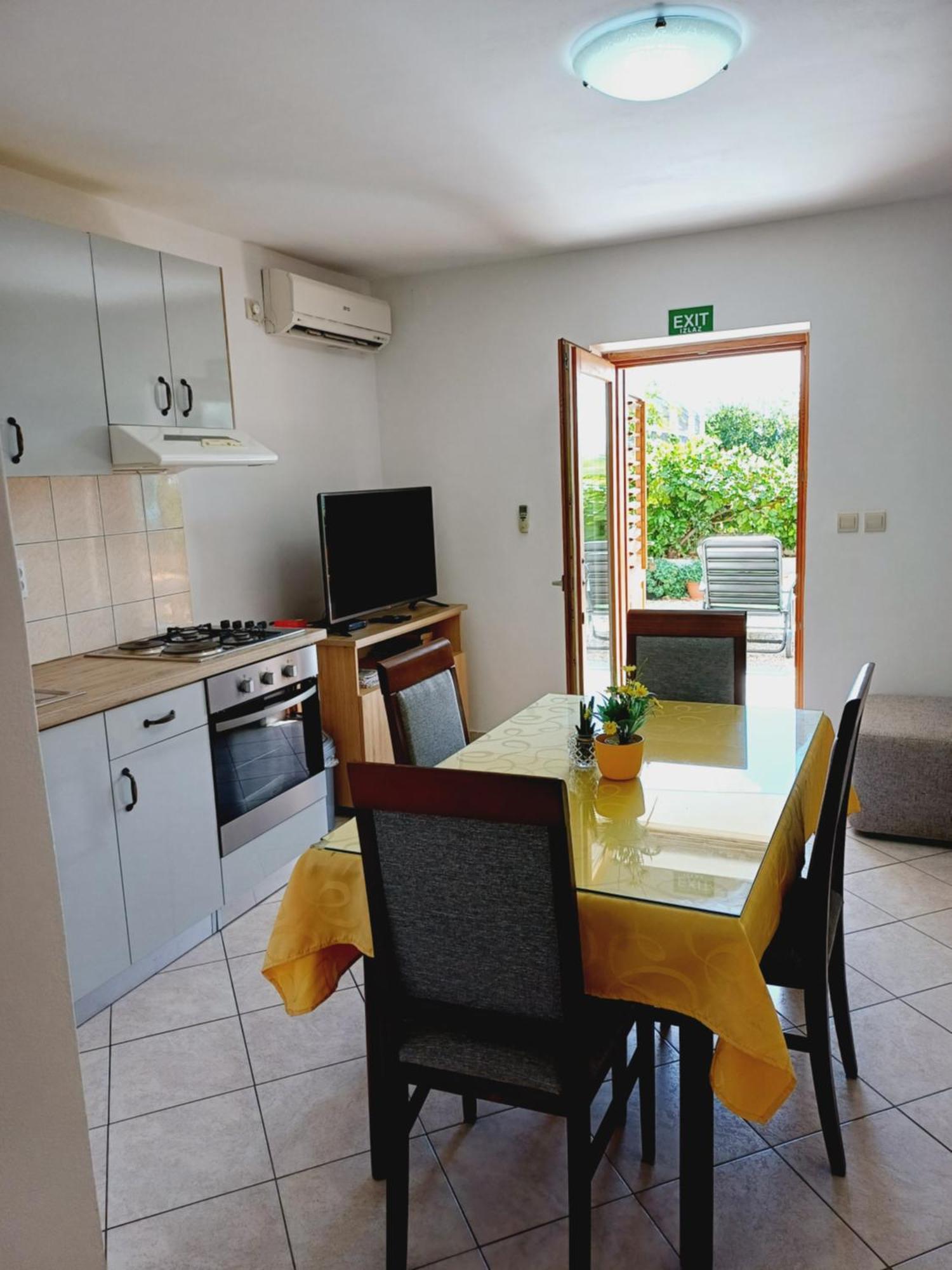 Apartments Jure Miljak Подстрана Екстериор снимка
