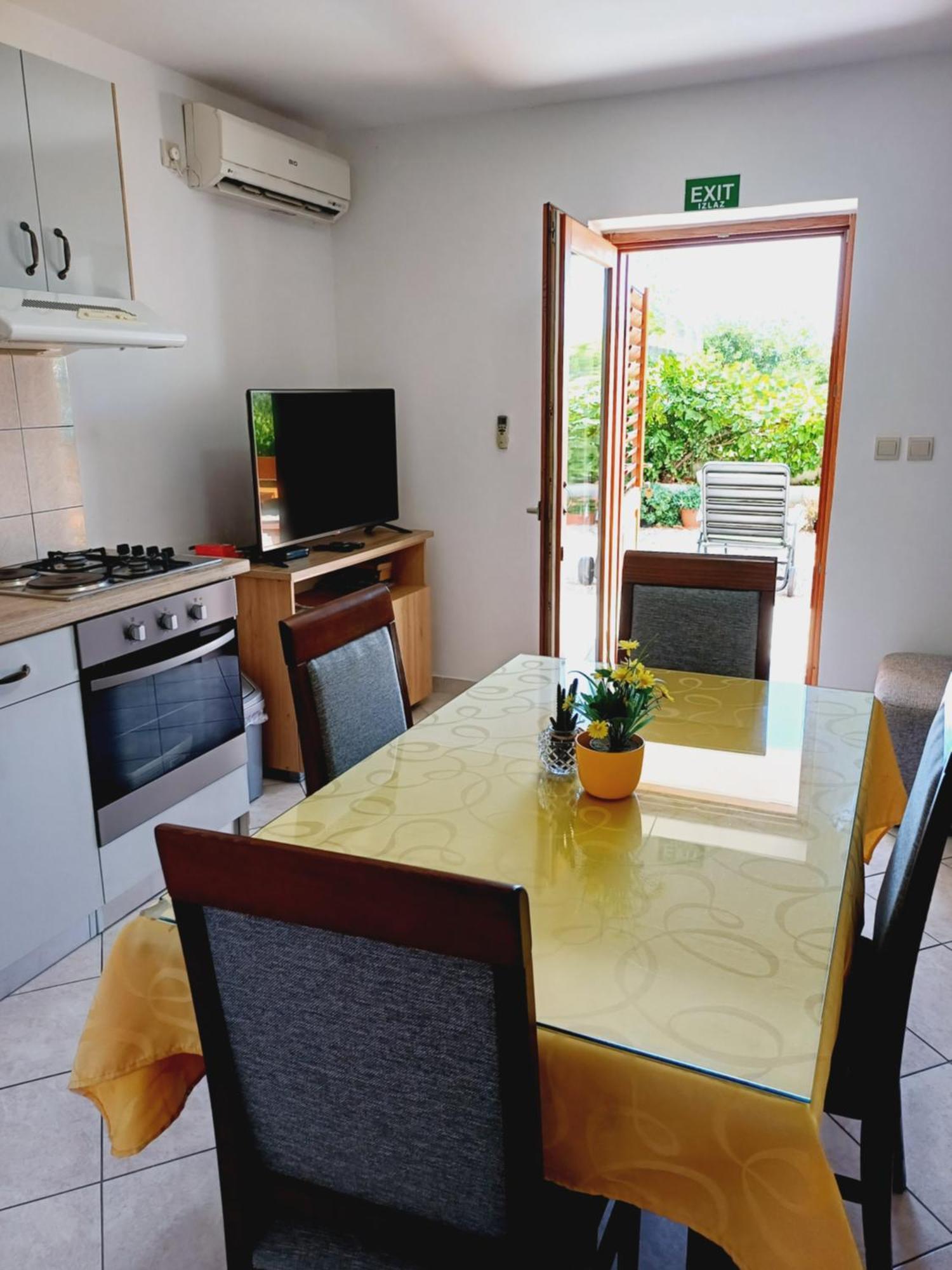 Apartments Jure Miljak Подстрана Екстериор снимка